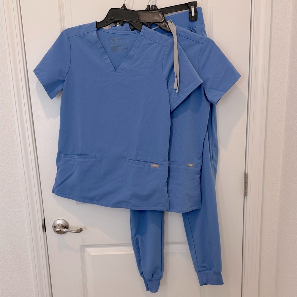 FIGS Women’s scrub set + extra top!